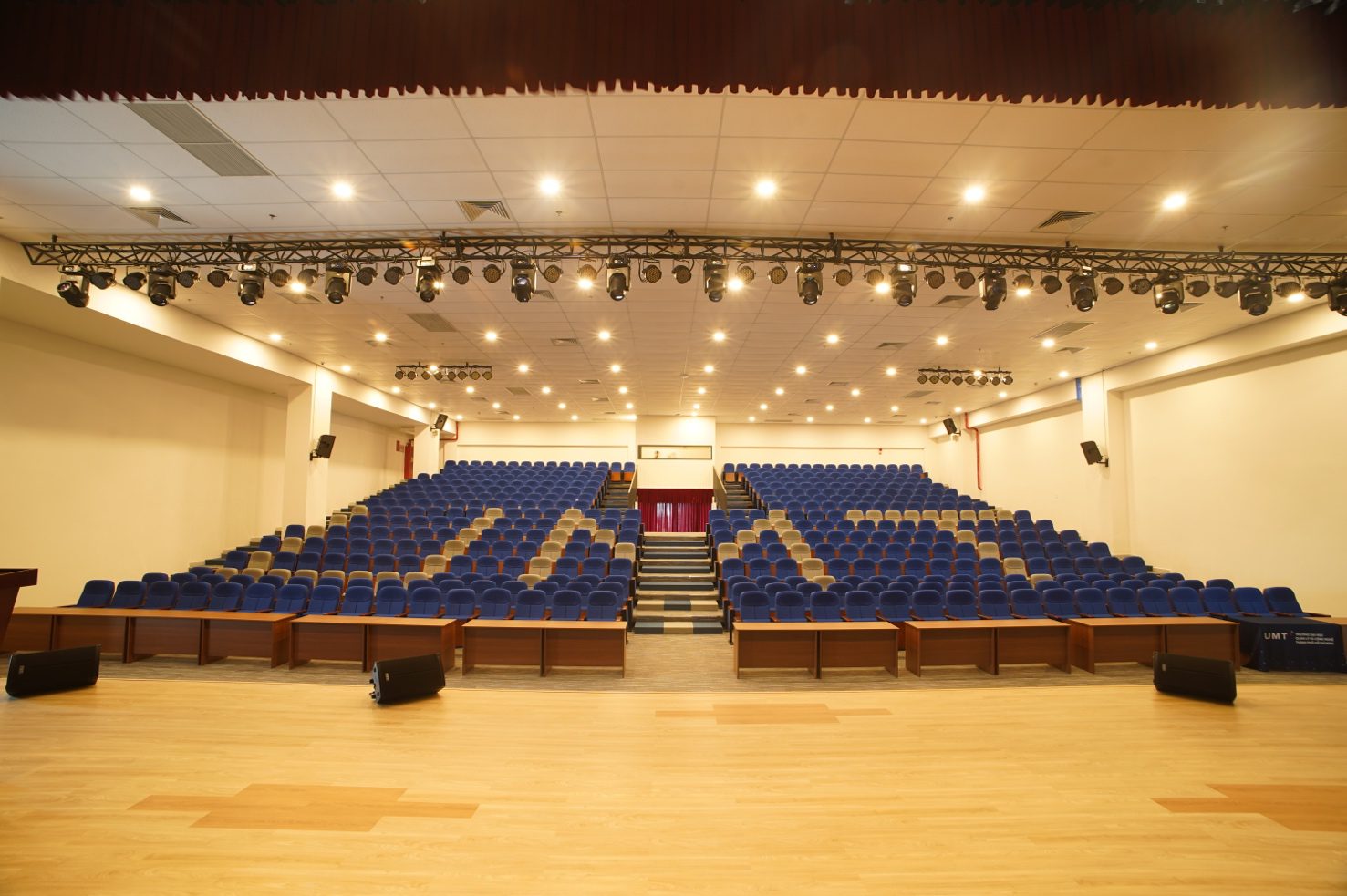 Hội trường UMT với sức chứa gần 500 người, được đầu tư âm thanh ánh sáng, sân khấu chuyên nghiệp.